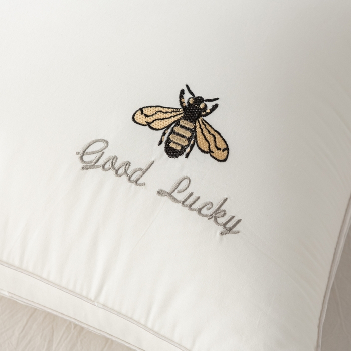 91家纺网 家纺一手货源 找家纺 （总）2025新款全棉斜纹刺绣小蜜蜂枕头枕芯超细羽丝绒