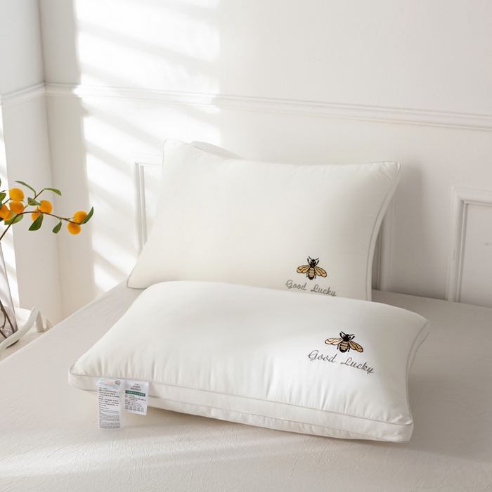 91家纺网 家纺一手货源 找家纺 （总）2025新款全棉斜纹刺绣小蜜蜂枕头枕芯超细羽丝绒