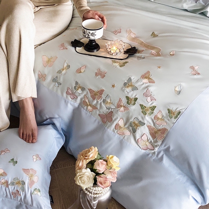 91家纺网 家纺一手货源 找家纺 卡姿家纺 2025新款清新风格刺绣四件套-- 彩蝶 彩蝶-蓝