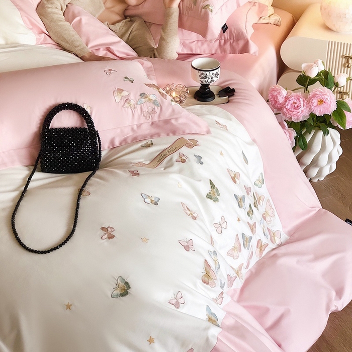 91家纺网 家纺一手货源 找家纺 卡姿家纺 2025新款清新风格刺绣四件套-- 彩蝶 彩蝶-粉