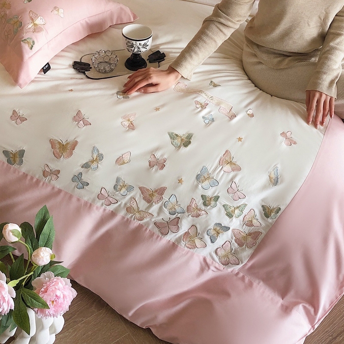 91家纺网 家纺一手货源 找家纺 卡姿家纺 2025新款清新风格刺绣四件套-- 彩蝶 彩蝶-粉