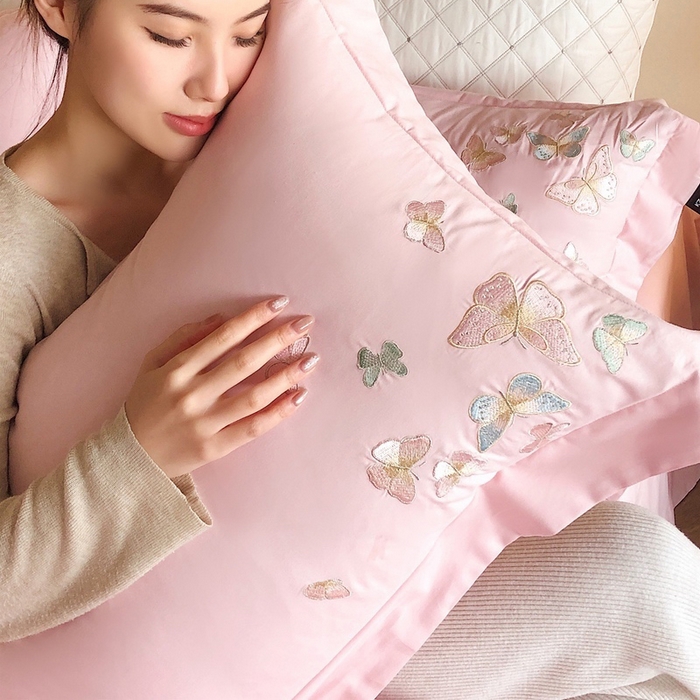 91家纺网 家纺一手货源 找家纺 卡姿家纺 2025新款清新风格刺绣四件套-- 彩蝶 彩蝶-粉