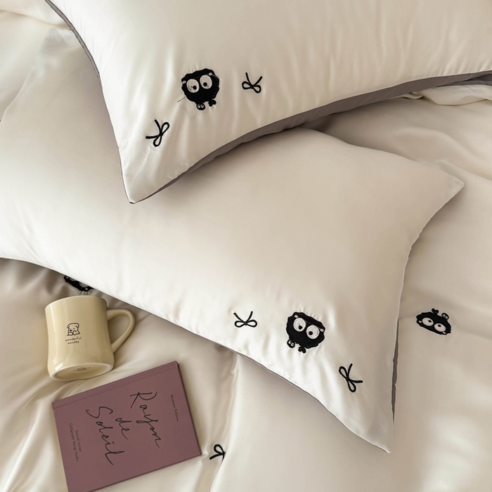 91家纺网 家纺一手货源 找家纺 蜜柚 2025新品60S奥地利兰精天丝小元素刺绣三件套四件套 煤球精灵-白