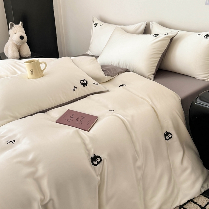 91家纺网 家纺一手货源 找家纺 蜜柚 2025新品60S奥地利兰精天丝小元素刺绣三件套四件套 煤球精灵-白