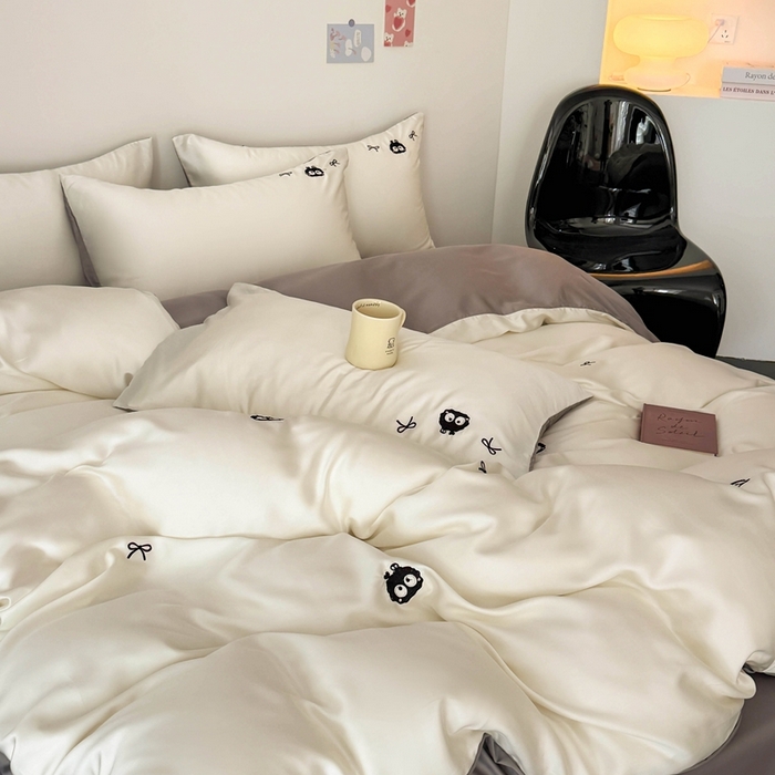 91家纺网 家纺一手货源 找家纺 蜜柚 2025新品60S奥地利兰精天丝小元素刺绣三件套四件套 煤球精灵-白