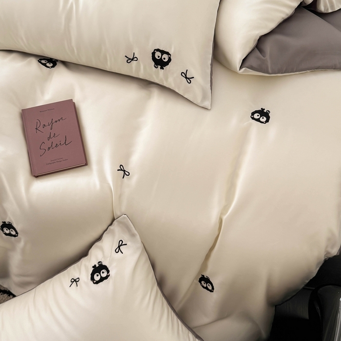 91家纺网 家纺一手货源 找家纺 蜜柚 2025新品60S奥地利兰精天丝小元素刺绣三件套四件套 煤球精灵-白