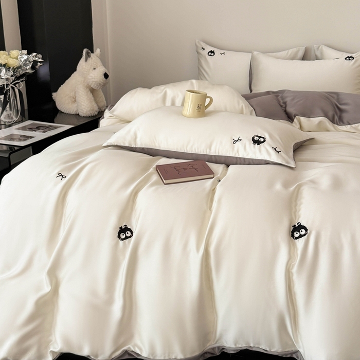 91家纺网 家纺一手货源 找家纺 蜜柚 2025新品60S奥地利兰精天丝小元素刺绣三件套四件套 煤球精灵-白