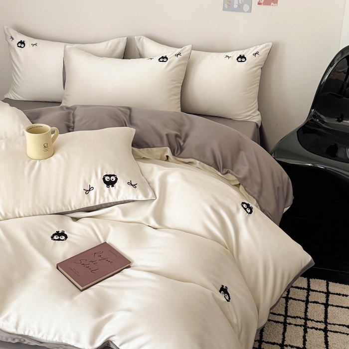 91家纺网 家纺一手货源 找家纺 蜜柚 2025新品60S奥地利兰精天丝小元素刺绣三件套四件套 煤球精灵-白