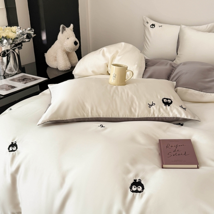 91家纺网 家纺一手货源 找家纺 蜜柚 2025新品60S奥地利兰精天丝小元素刺绣三件套四件套 煤球精灵-白