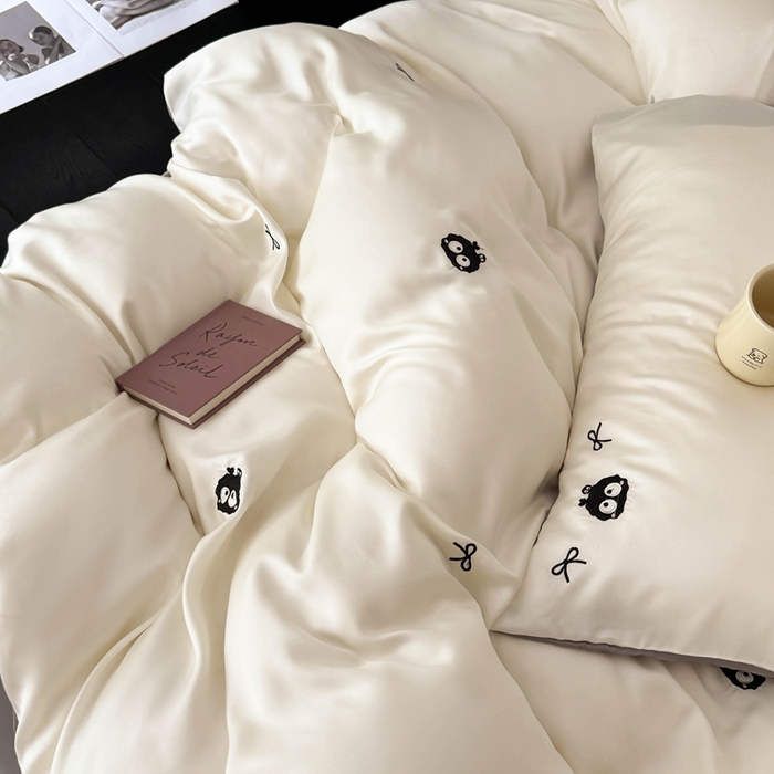 91家纺网 家纺一手货源 找家纺 蜜柚 2025新品60S奥地利兰精天丝小元素刺绣三件套四件套 煤球精灵-白