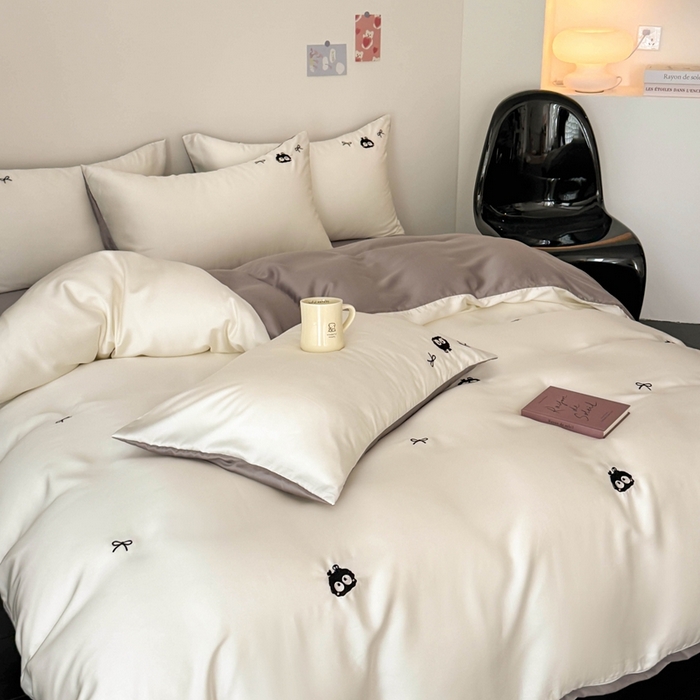 91家纺网 家纺一手货源 找家纺 蜜柚 2025新品60S奥地利兰精天丝小元素刺绣三件套四件套 煤球精灵-白