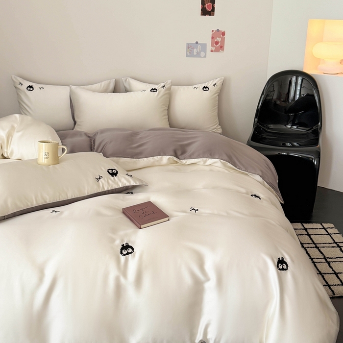 91家纺网 家纺一手货源 找家纺 蜜柚 2025新品60S奥地利兰精天丝小元素刺绣三件套四件套 煤球精灵-白