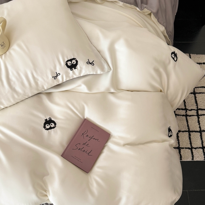 91家纺网 家纺一手货源 找家纺 蜜柚 2025新品60S奥地利兰精天丝小元素刺绣三件套四件套 煤球精灵-白