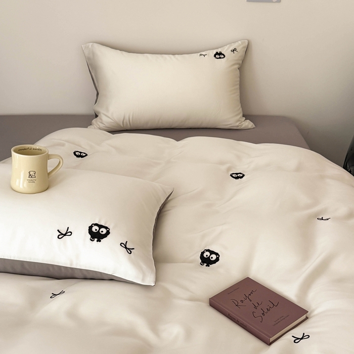 91家纺网 家纺一手货源 找家纺 蜜柚 2025新品60S奥地利兰精天丝小元素刺绣三件套四件套 煤球精灵-白