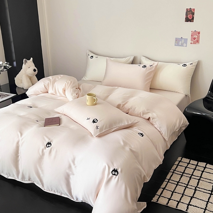 91家纺网 家纺一手货源 找家纺 蜜柚 2025新品60S奥地利兰精天丝小元素刺绣三件套四件套 煤球精灵-粉