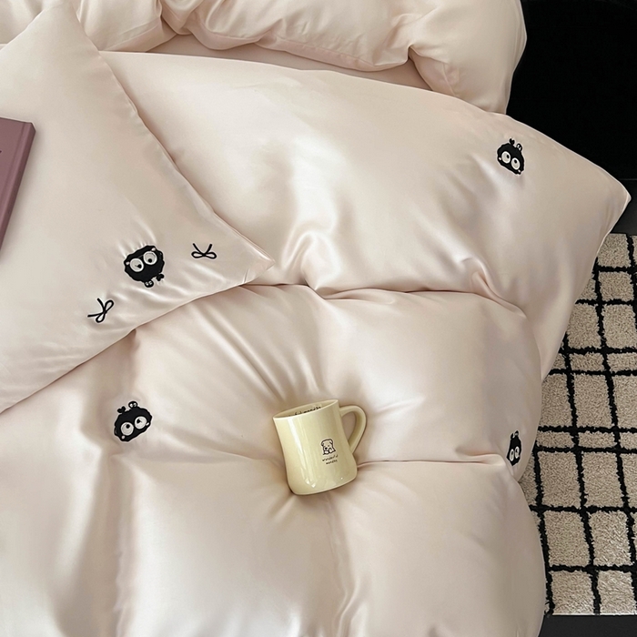 91家纺网 家纺一手货源 找家纺 蜜柚 2025新品60S奥地利兰精天丝小元素刺绣三件套四件套 煤球精灵-粉