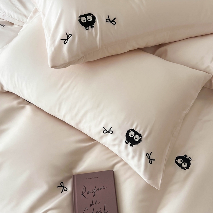 91家纺网 家纺一手货源 找家纺 蜜柚 2025新品60S奥地利兰精天丝小元素刺绣三件套四件套 煤球精灵-粉