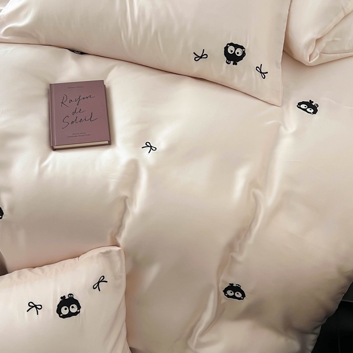 91家纺网 家纺一手货源 找家纺 蜜柚 2025新品60S奥地利兰精天丝小元素刺绣三件套四件套 煤球精灵-粉