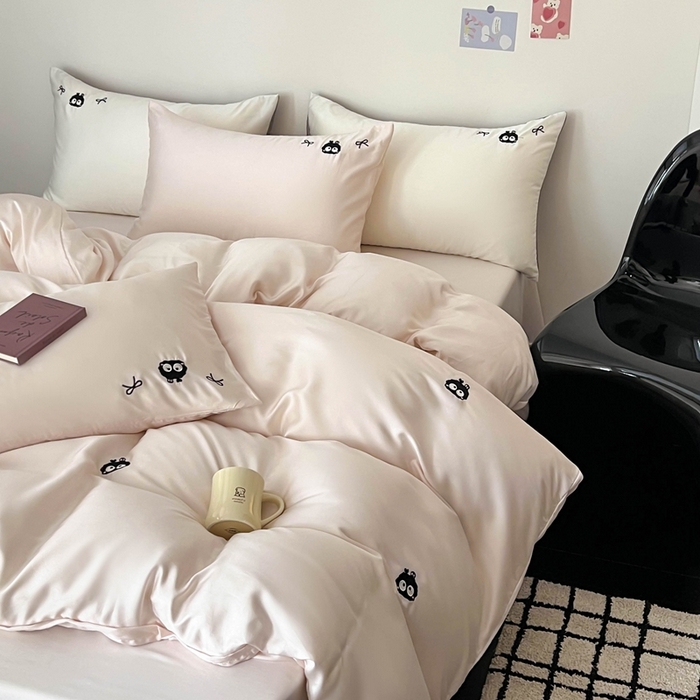 91家纺网 家纺一手货源 找家纺 蜜柚 2025新品60S奥地利兰精天丝小元素刺绣三件套四件套 煤球精灵-粉