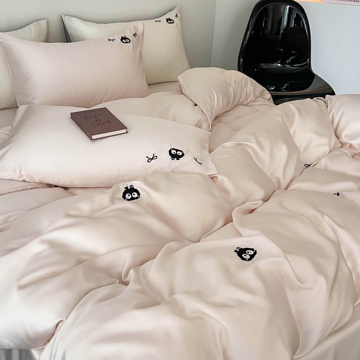 91家纺网 家纺一手货源 找家纺 蜜柚 2025新品60S奥地利兰精天丝小元素刺绣三件套四件套 煤球精灵-粉