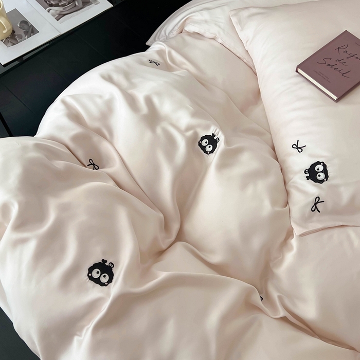 91家纺网 家纺一手货源 找家纺 蜜柚 2025新品60S奥地利兰精天丝小元素刺绣三件套四件套 煤球精灵-粉