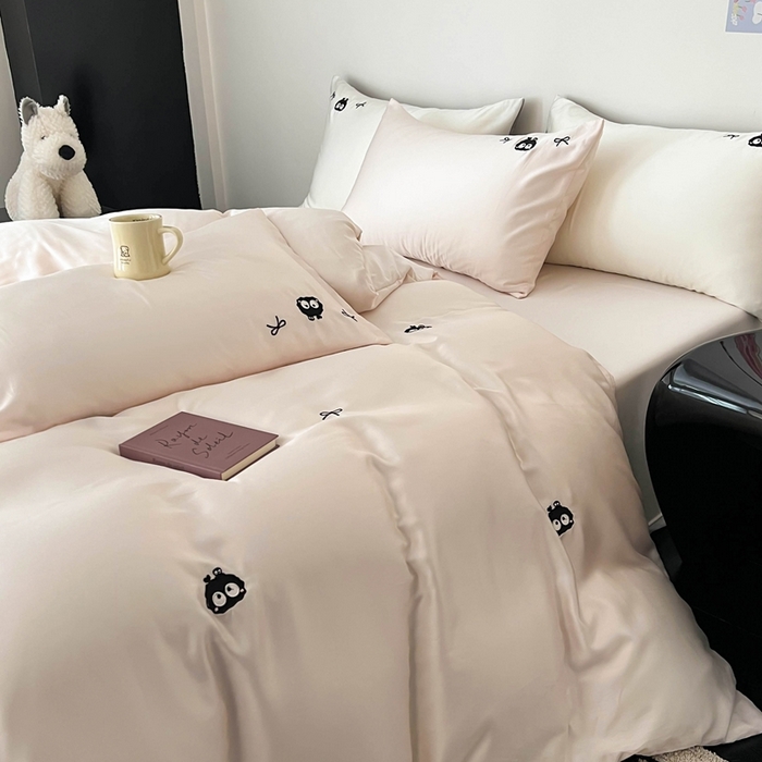 91家纺网 家纺一手货源 找家纺 蜜柚 2025新品60S奥地利兰精天丝小元素刺绣三件套四件套 煤球精灵-粉