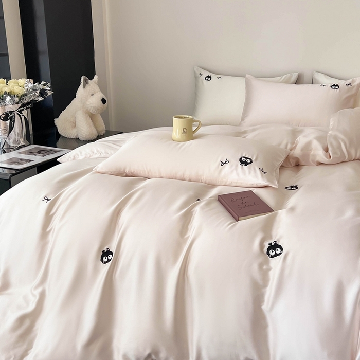 91家纺网 家纺一手货源 找家纺 蜜柚 2025新品60S奥地利兰精天丝小元素刺绣三件套四件套 煤球精灵-粉