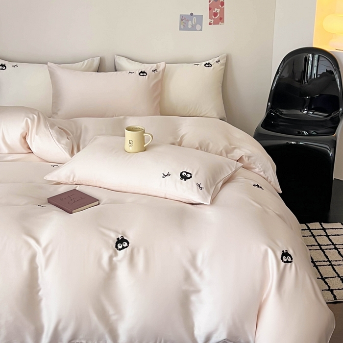 91家纺网 家纺一手货源 找家纺 蜜柚 2025新品60S奥地利兰精天丝小元素刺绣三件套四件套 煤球精灵-粉