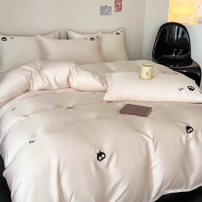 91家纺网 家纺一手货源 找家纺 蜜柚 2025新品60S奥地利兰精天丝小元素刺绣三件套四件套 煤球精灵-粉