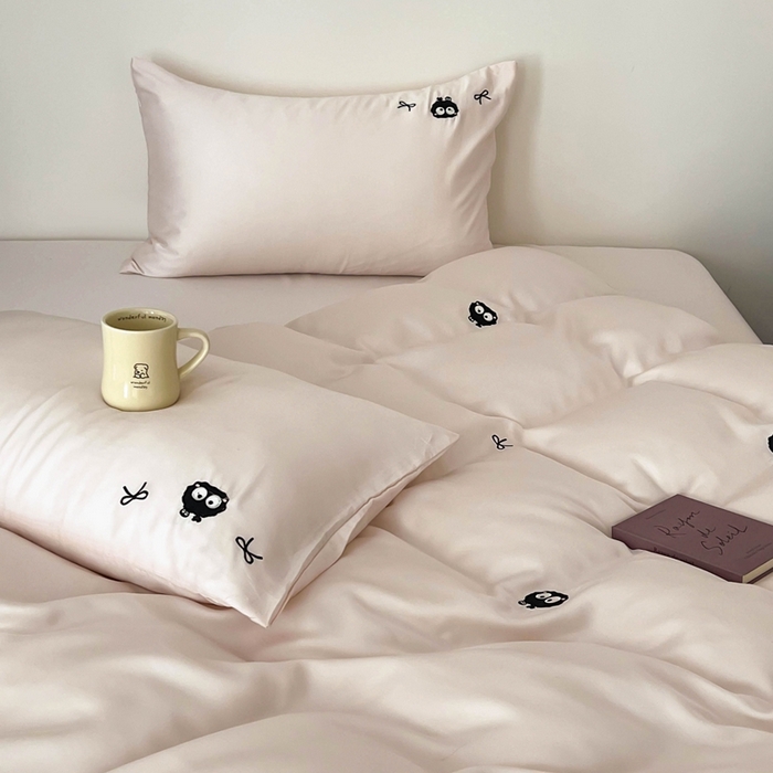 91家纺网 家纺一手货源 找家纺 蜜柚 2025新品60S奥地利兰精天丝小元素刺绣三件套四件套 煤球精灵-粉