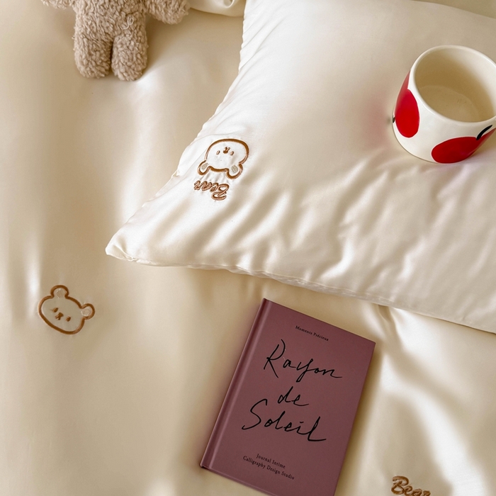 91家纺网 家纺一手货源 找家纺 蜜柚 2025新品60S奥地利兰精天丝小元素刺绣三件套四件套 熊憩