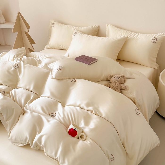 91家纺网 家纺一手货源 找家纺 蜜柚 2025新品60S奥地利兰精天丝小元素刺绣三件套四件套 熊憩