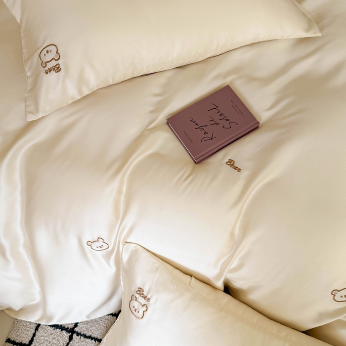 91家纺网 家纺一手货源 找家纺 蜜柚 2025新品60S奥地利兰精天丝小元素刺绣三件套四件套 熊憩