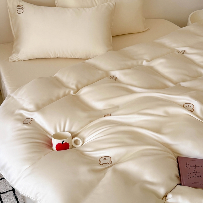 91家纺网 家纺一手货源 找家纺 蜜柚 2025新品60S奥地利兰精天丝小元素刺绣三件套四件套 熊憩