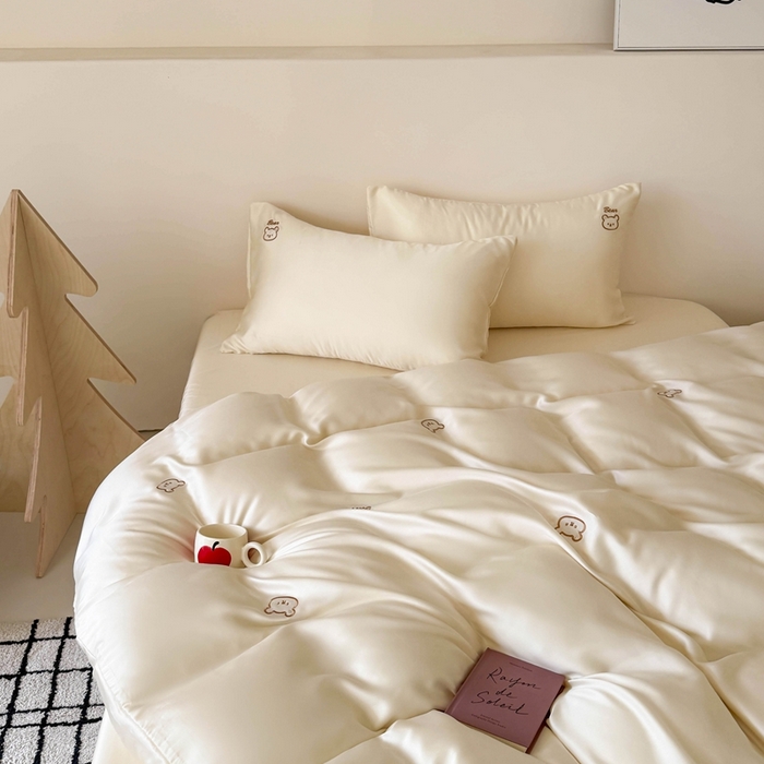 91家纺网 家纺一手货源 找家纺 蜜柚 2025新品60S奥地利兰精天丝小元素刺绣三件套四件套 熊憩