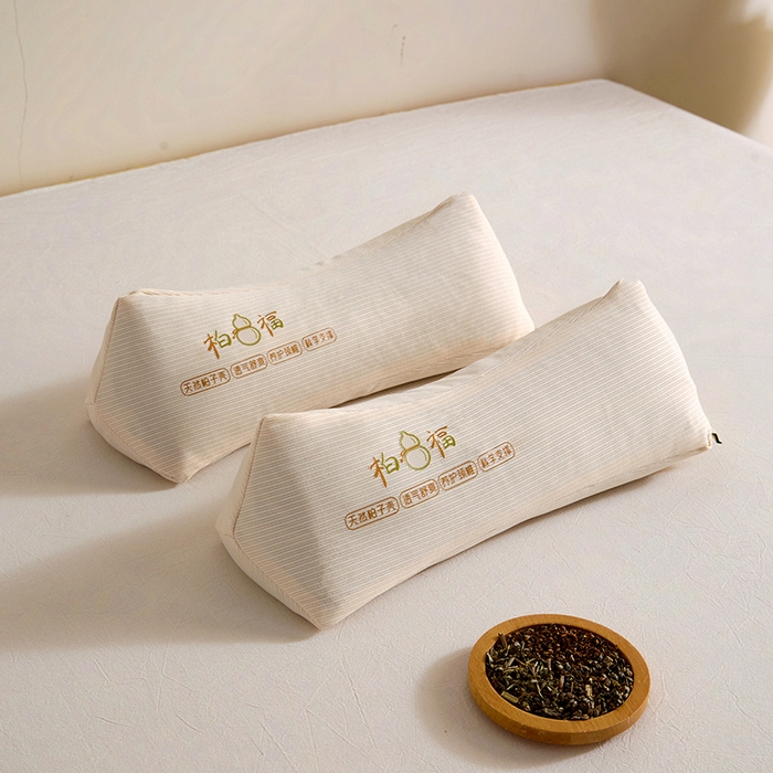 91家纺网 家纺一手货源 找家纺 微枕芯  2025新款柏福系列-草本养生牵引枕 三角款+礼盒-一对