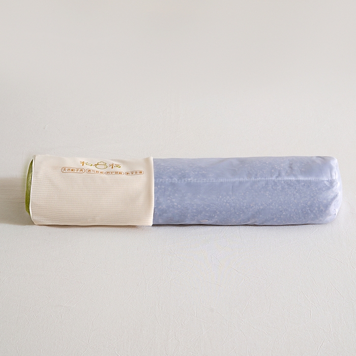 91家纺网 家纺一手货源 找家纺 微枕芯  2025新款柏福系列-草本养生牵引枕 圆柱款蓝色边+礼盒-单只