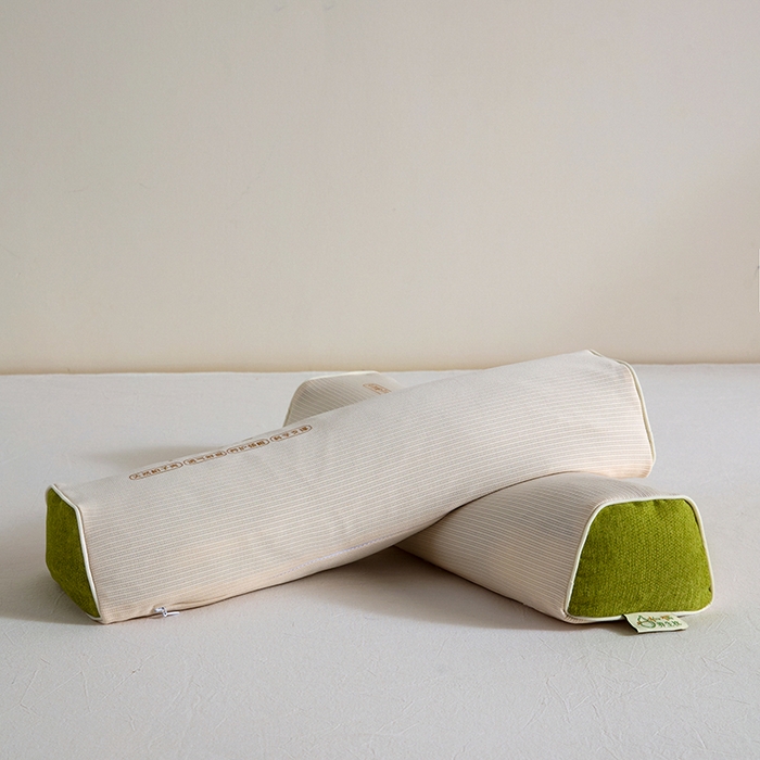 91家纺网 家纺一手货源 找家纺 微枕芯  2025新款柏福系列-草本养生牵引枕 圆柱款蓝色边+礼盒-一对