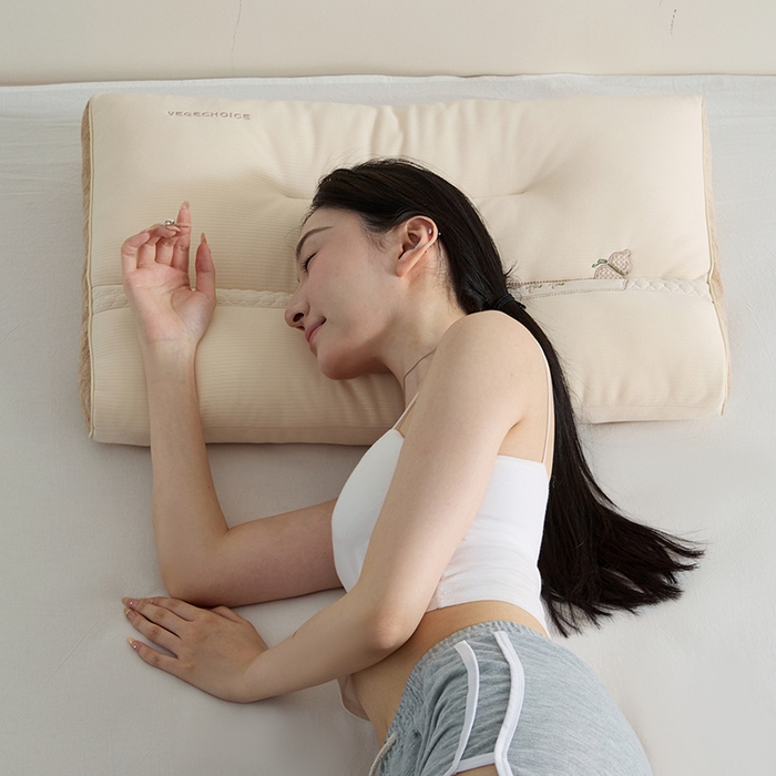 91家纺网 家纺一手货源 找家纺 微枕芯  2025新款柏福系列-草本养生牵引枕 柏福草本分区护颈枕单只装