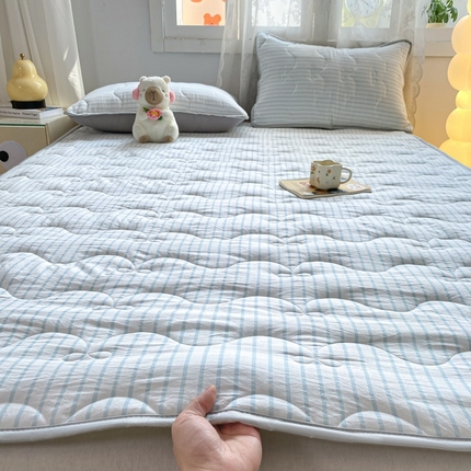 麒东家纺 2025新款ins条纹水洗夹棉床垫 蓝色