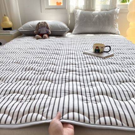 91家纺网 家纺一手货源 找家纺 （总）麒东家纺 2025新款ins条纹水洗夹棉床垫
