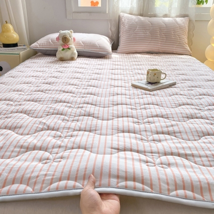 91家纺网 家纺一手货源 找家纺 （总）麒东家纺 2025新款ins条纹水洗夹棉床垫