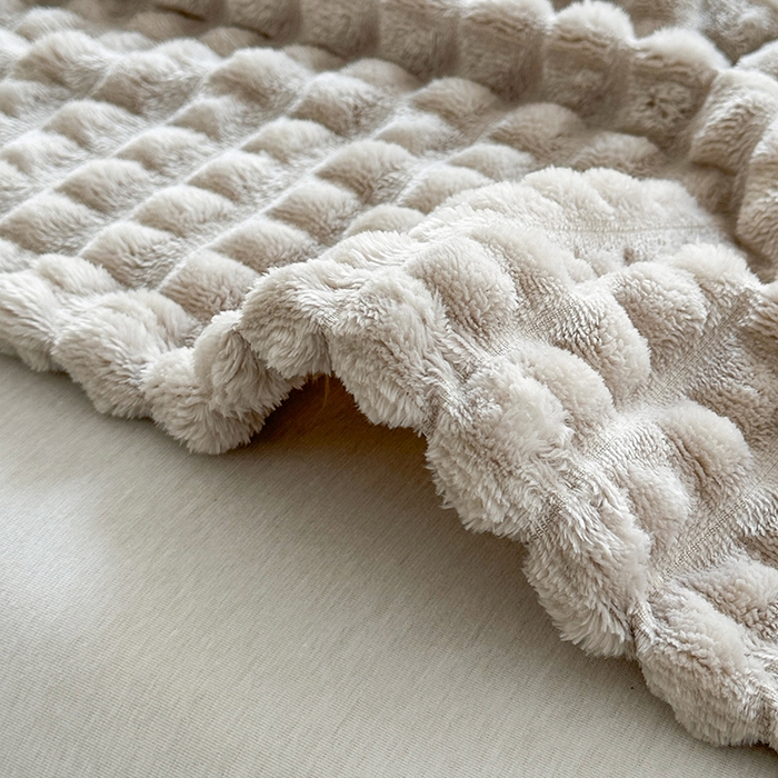 91家纺网 家纺一手货源 找家纺 芸锦豪 2025新款仿裘皮格子抽条毛毯-卷边款 卡其