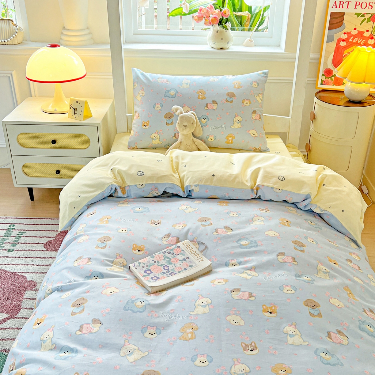 91家纺网 家纺一手货源 找家纺 西引力 2025新款全棉印花学生宿舍三件套四件套 狗狗家族 -兰