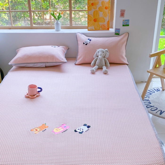 91家纺网 家纺一手货源 找家纺 千朵 2025新款冰豆豆绣花凉席 嘟嘟胖达