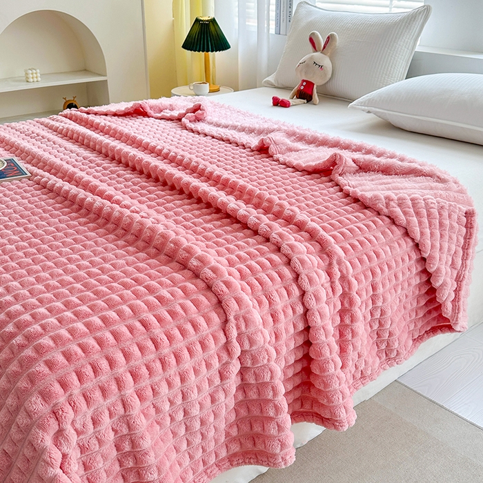 91家纺网 家纺一手货源 找家纺 芸锦豪 2025新款仿裘皮格子抽条毛毯-卷边款 玫瑰粉