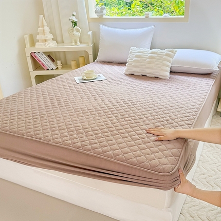 91家纺网 家纺一手货源 找家纺 一比一家纺 2025新款皱皱纱夹棉床笠 咖色