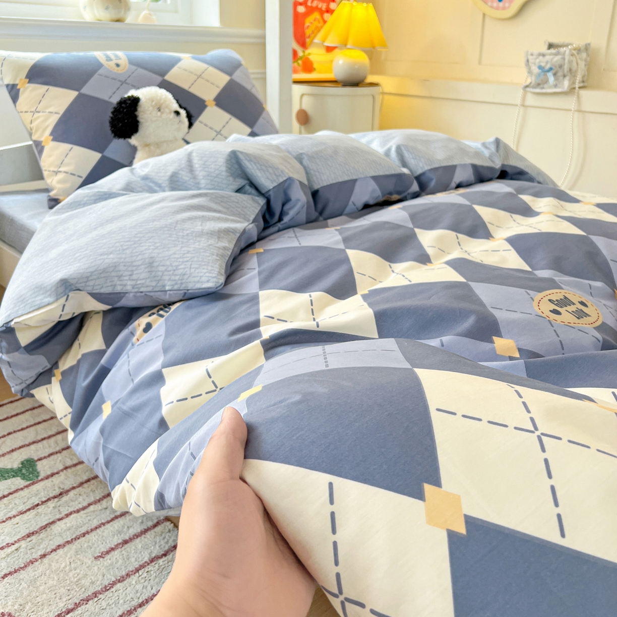 91家纺网 家纺一手货源 找家纺 西引力 2025新款全棉印花学生宿舍三件套四件套 英伦蓝