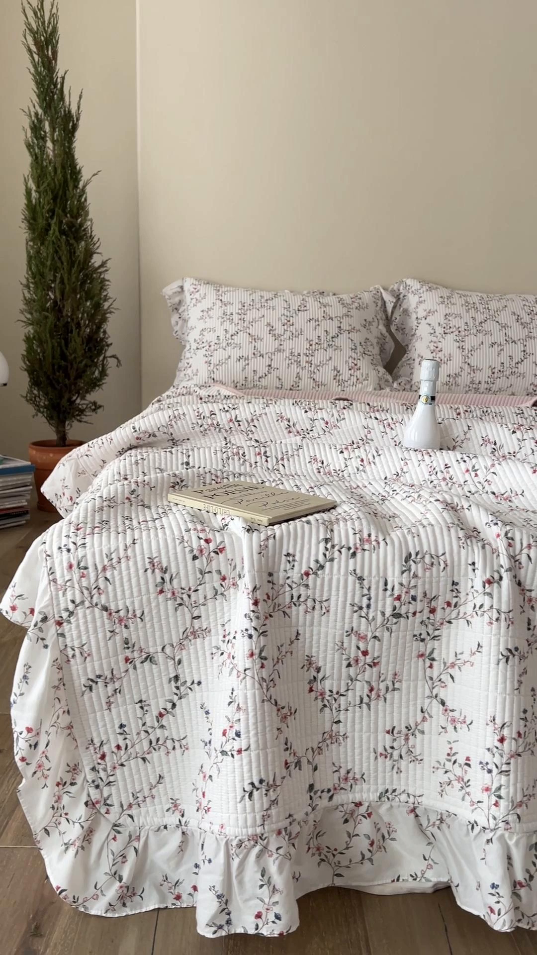 91家纺网 家纺一手货源 找家纺 2025新款悠扬床盖三件套 茶枝粉花