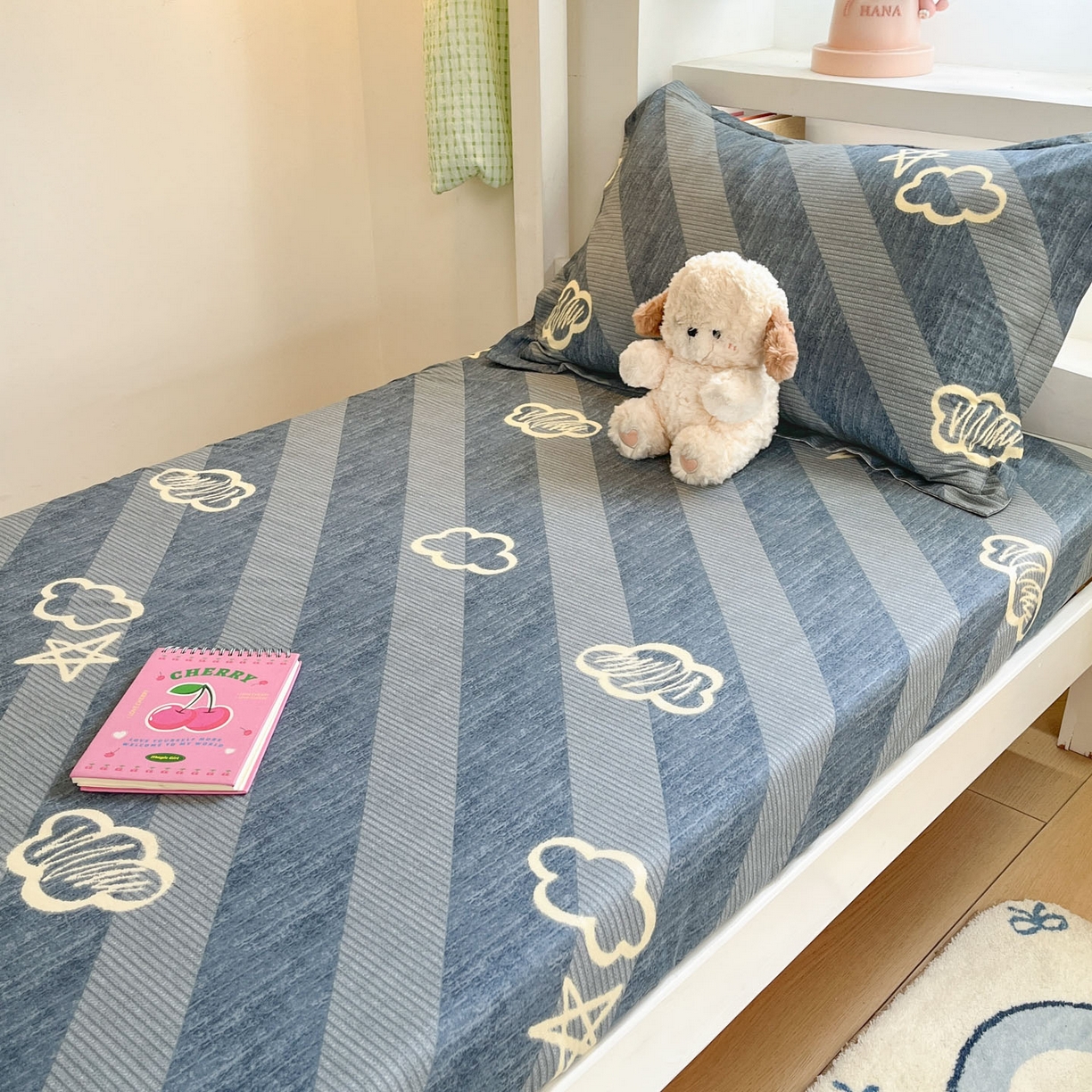 91家纺网 家纺一手货源 找家纺 铭成家纺 2025新款全棉印花学生单床笠系列 云韵时空